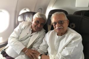 See photo: Javed Akhtar and Gulzar's airplane photo is going viral