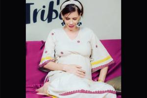 See Photo: Kalki Koechlin shows off her baby bump in this cute picture