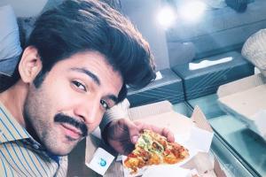 Guess Who? Kartik Aaryan receives pizza from his 'patni'