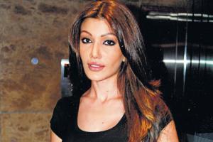 Actress Koena Mitra challenges Dindoshi court in cheque-bounce case