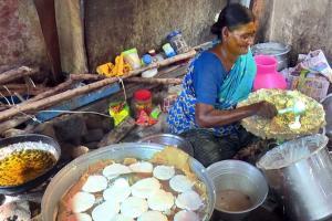 This 70-year-old Tamil Nadu Woman serves idlis to poor for free