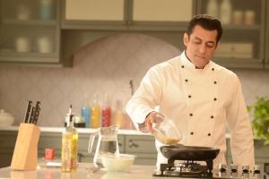 Bigg Boss 13: Salman Khan dons chef's hat; adds spice and sugar