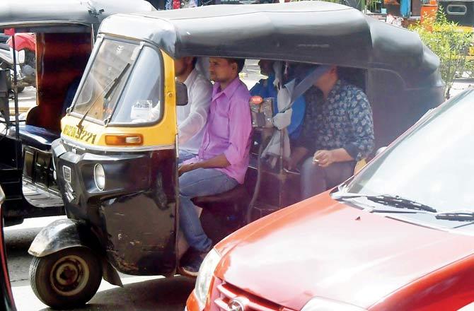 Share autos ply five to six passengers in one rickshaw at Kandivli, and Jogeshwari, with the traffic cops not acting against them, citizens alleged. Pics/Sayyed Sameer Abedi