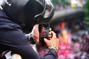 Mobile theives snatch 150 phones during Lalbaugcha visarjan in Mumbai
