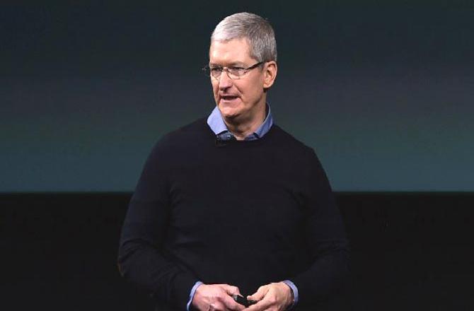 Apple CEO Tim Cook announced on Twitter on March 14 that the company donated USD 15 million for efforts to tackle the pandemic globally also have also been donating 10 million of masks for health professionals in the US and  Europe. 