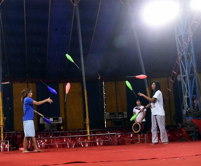 The Rambo Circus crew are being helped by locals amid the total loss of business and livelihood due to the coronavirus crisis. Thane Collector and NMMC have stepped in along with NGOs. The crew has been provided with potable water (10,000 litres) while local gurdwaras and residents are helping them with fruits and spices.