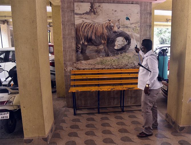 In an unprecedented move, the police personnel of Navi Mumbai police started reaching out to all the senior citizens, who are most vulnerable to the infectious disease in their area. The Navi Mumbai police team managed to connect with more than 950 elderly people. Not only did they record the health status of the senior citizens but also offered help with essential supplies to those living alone.