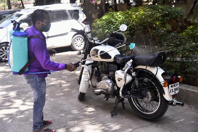 In a shocking incident, on Friday, nearly 347 taxis and tempos from Mumbai and 173 vehicles from outside the city had come to Dadar to sell the vegetables. But even after repeated attempts to prevent crowding at Dadar's vegetable market failed, the police on Thursday barricaded the whole area and turned away all the vehicles which were carrying produce and also the vendors who had come to collect their stock.