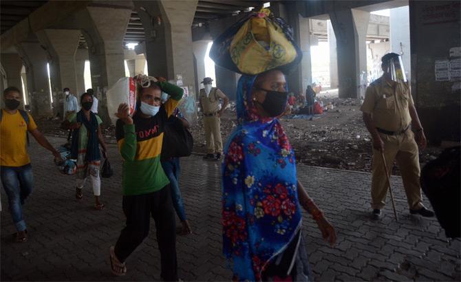 Inspired by celebrities and other people to help India combat coronavirus, children in Uttar Pradesh took their piggy banks to the nearest police stations in order to make their contribution to the PM CARES fund. While the children came to donate their money, the policemen, in turn, gave red roses to the children as a token of appreciation.