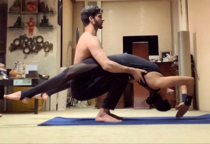 Like every other Bollywood celebrity, Sushmita Sen and family are keeping themselves busy in different ways to spend time amid lockdown ordered by the government to stop the spread of COVID-19 pandemic. Sushmita is keeping herself busy by doing yoga, and spending time with her family. All pictures/Sushmita Sen's Instagram account
