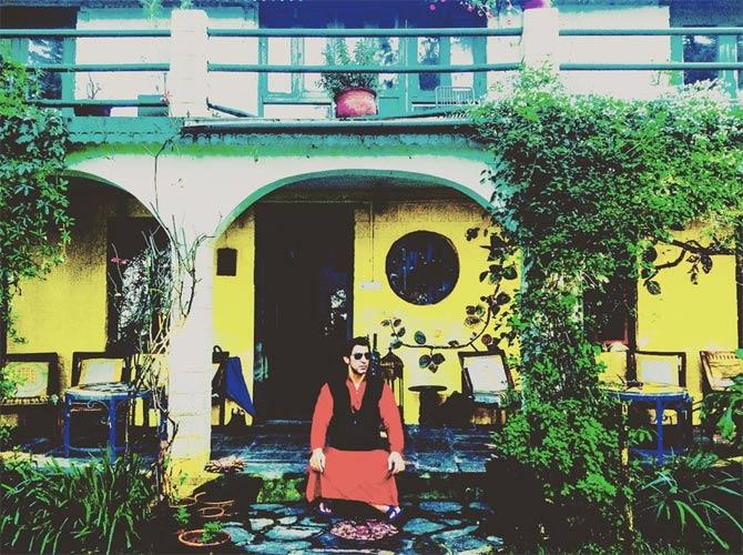 Sitting and chilling at the front door of his huge house, Nawwab Shah captioned the picture, 