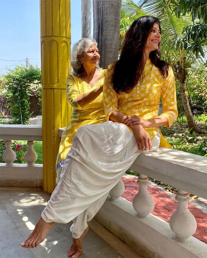 On the occasion of Ramnavmi, Pooja Batra was seen all decked up in ethnic wear and posed in the balcony of her house along with mom.