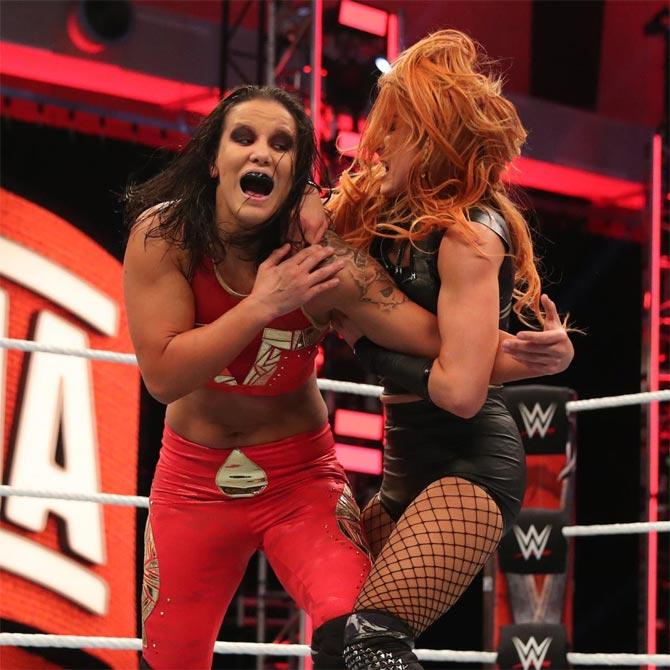 Although Shayna Baszler put on her finest cage-fighting skills on the line, Becky Lynch managed to pull off some serious counter-attacks. Shayna Baszler also went on to repeat last week's Raw by carrying Becky Lynch and whamming her head onto the announcer's table.
