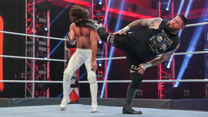 Seth Rollins and Kevin Owens put on yet another stellar show together showing the fans why they are such reputed superstars. Both went on to counter each other's signature moves. Seth Rollins went on to hit Owens with the Bell to get himself disqualified.