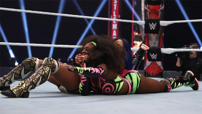 As Naomi was about to get the upper hand on Sasha Banks, Bayley helped 'the Boss' to counter into the Bank Statement to make Naomi tap out.