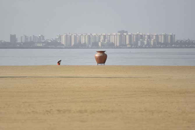 Girgaum Chowpatty
The Girgaum Chowpatty, a usual hotspot for tourists, working professionals and students of nearby college, has been wearing a deserted look since the lockdown was imposed by the state and centre in the wake of the Coronavirus outbreak.