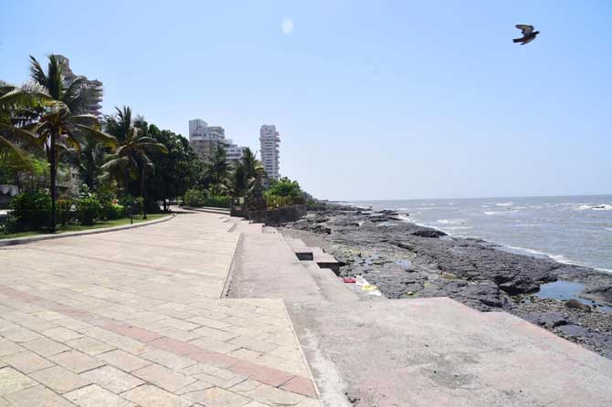 Bandra Bandstand
This suburban sea-side promenade has seen a crowd of college students, tourists and lovebirds visiting in the evenings. Now the attraction has not been having visitor since the lockdown was announced. 