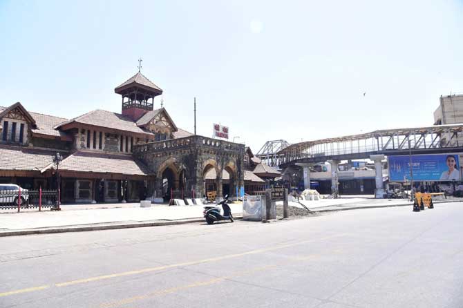 Bandra West station
The railway station, usually filled with auto-rickshaw waiting to ply passengers to the destination, has been empty since the lockdown was imposed.