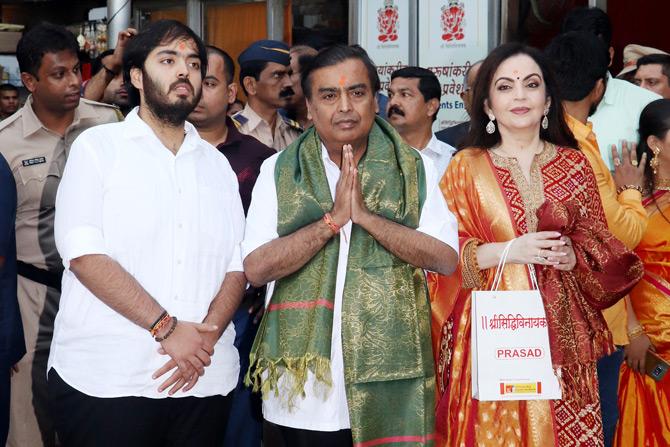 Anant Ambani offered the first wedding card of his brother Akash Ambani's wedding with Shloka Mehta at the Siddhivinayak temple. He was accompanied by his parents.
