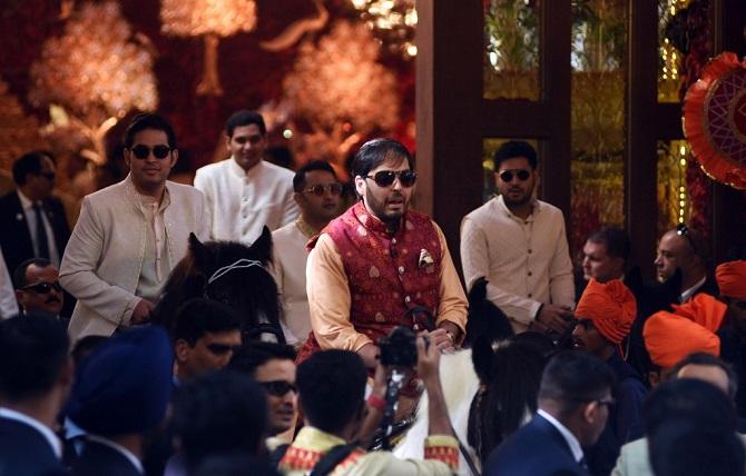 For their sister Isha Ambani's wedding, Akash Ambani and Anant Ambani arrived for the nuptial on horsebacks, dressed in traditional outfits and sunglasses.
