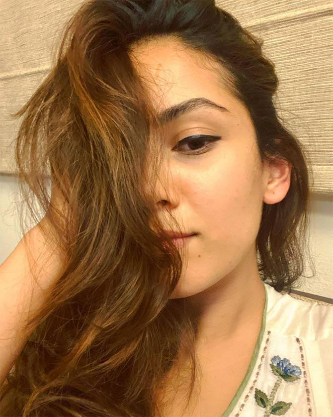 We all know it as the country is under lockdown, there are no pamper sessions and long parlour hours for us now! Mira Kapoor shared a closeup picture which highlighted her face. 