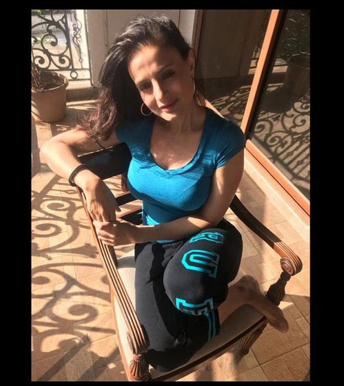 She shared a series of posts during the Janata Curfew asking people to stay at home and abide by the call of her PM for the curfew. Ameesha Patel shared a video and said, 