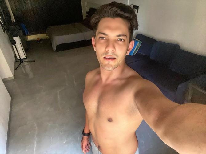 Aditya Narayan: Aditya Narayan is shaping his muscles during his quarantine period. With the gyms closed, the singer is working out at his home. Giving us a glimpse of his workout on Instagram, Aditya wrote, 