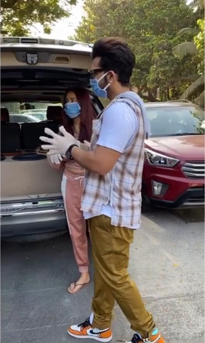 Paras Chhabra and Mahira Sharma decided to distribute essential food packages to under privileged people. Paras posted a video on his Instagram in which the duo can be seen distributing food packets. Sharing the video, Paras wrote, 