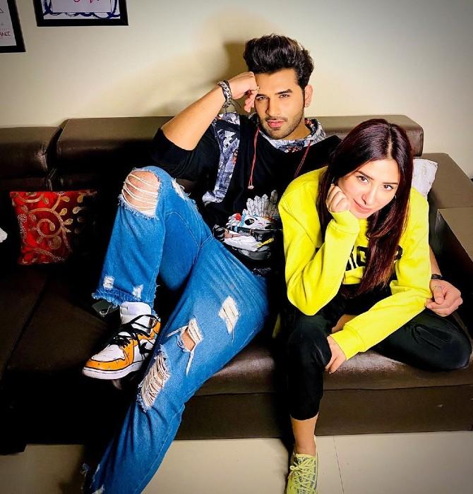 Paras continued his positive vibes by sharing another picture with his Bigg Boss 13 co-contestant. Be with the one who makes you feel safe @officialmahirasharma #home #safe (sic)