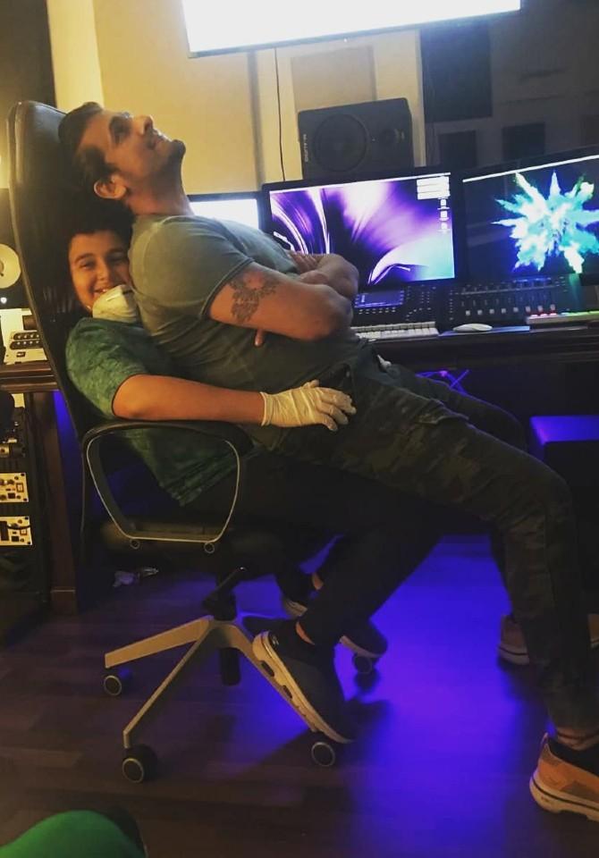 Sonu Nigam: Speaking of Sonu Nigam, the actor is spending some quality time with his family during his quarantine time. He shared a sweet picture with his son on Instagram in which the father-son duo can be seen happily playing around. 