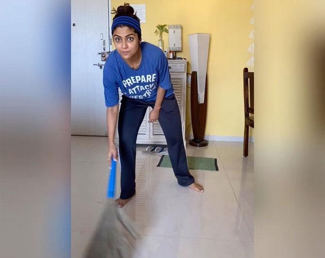 Sayantani Ghosh also shared video for her doing household chores and wrote that how inspired she feels by seeing others do the same. She wrote, 