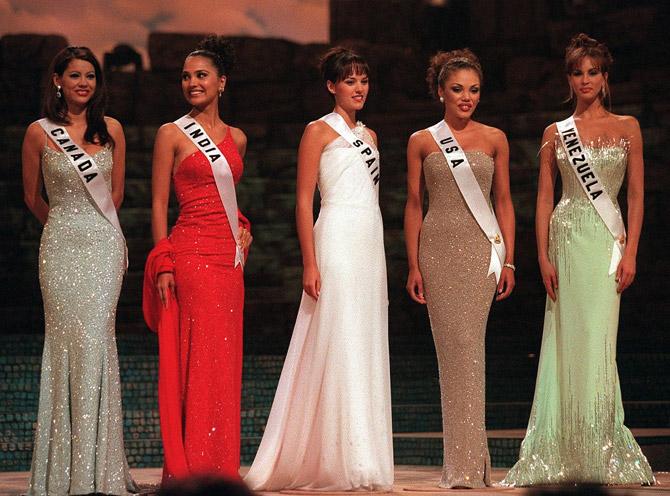 The last five Miss Universe 2000 delegates, from L to R, Miss Canada Kim Yee, Miss India Lara Dutta, Miss Spain Helen Lindes Griffiths, Miss USA Lynette Cole, and Miss Venezuela Claudia Moreno smile during the Miss Universe 2000 pageant on May 13, 2000.