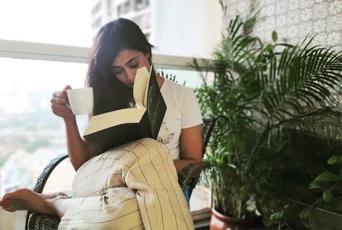 As many are struggling with the basic necessities, Shweta Tiwari posted a picture of herself and thanked the almighty for providing a roof over her head. 