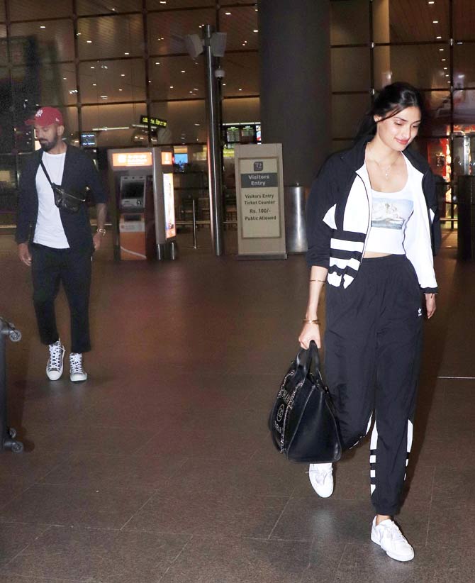 KL Rahul spotted at Mumbai airport along with Athiya Shetty. Athiya and Rahul were on a holiday with friends to celebrate their New Year's together