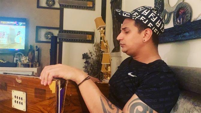 Apart from entertaining the fans and doing the chores, Prince Narula also took up an instrument, just like any other star!