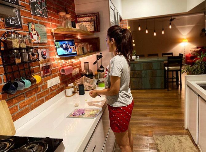 Surbhi Jyoti shared this photo of her chopping onions in her kitchen while watching the popular sitcom FRIENDS. 