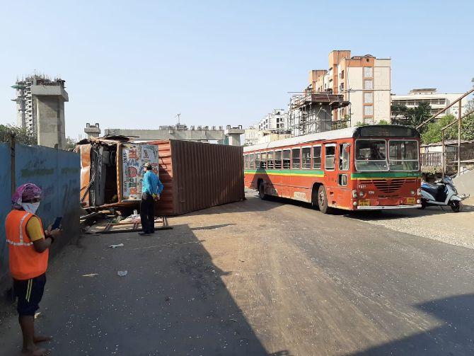 An empty milk tempo was overturned on the Western Express highway in Dahisar amid lockdown. There were no casualties and the police reached the spot immidiately.