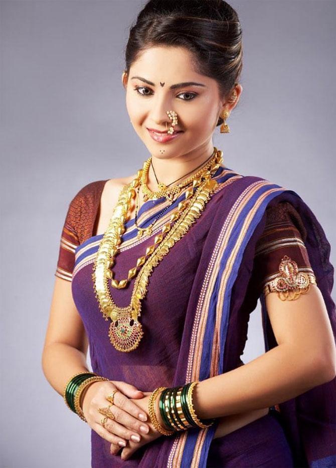 Sonalee Kulkarni also got all nostalgic and shared photos of her in her 20s! She shared this photo of her dressed in traditional Nauvari Saree from an old photoshoot and wrote, 