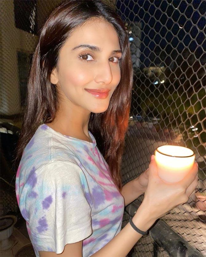 Vaani Kapoor also took part in PM Narendra Modi initiative #9baje9minute to show solidarity to the frontline heroes who are standing tall against the Coronavirus outbreak.