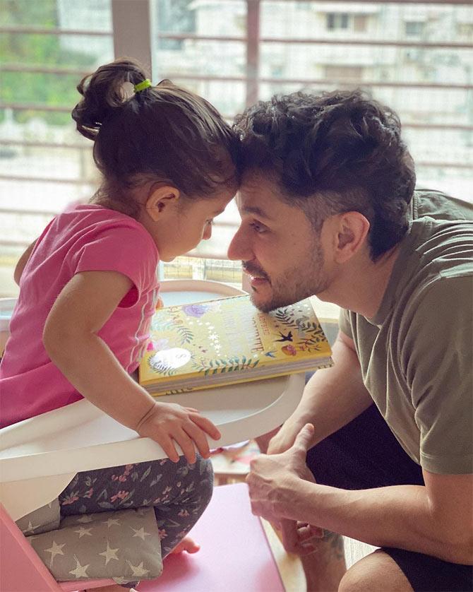The father-daughter also switch the roles to keep each other occupied. It is fun watching the duo bond over small things at home. Isn't it? 