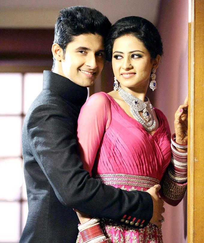 Ravi Dubey-Sargun Mehta: Ravi Dubey and Sargun Mehta are two well-known names in the world of Indian television. Ravi and Sargun have completed ten years of togetherness. They have played on-screen husband and wife in the serial 12/24 Karol Bagh. Later, they spread love on-screen on Nach Baliye 5.