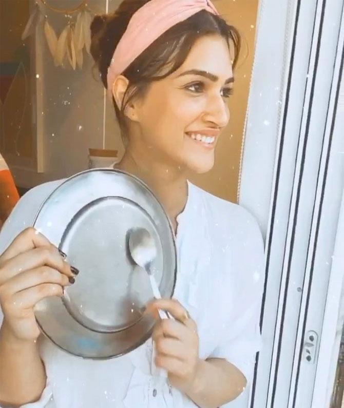 With the lockdown in effect, B-Town stars are keeping themselves busy at home by doing daily chores, cooking, working out, pursuing their hobbies, among other things. Kriti Sanon is no different, the actress has been keeping her spirits up by spending time with her family during the quarantine. Kriti shared this video during Janata Curfew of her cheering for the COVID-19 heroes and wrote, 