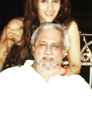 Smilie was 5 and Mohit Suri was 8 when they lost their mother Heena Suri. Their father Daksh Suri was their strength of pillar during their growing up days.
In picture: Smilie with her father Daksh Suri, who passed away in 2011.
