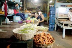 Vendors, traders return to Dadar market, sent away by police officers