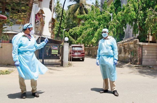 Police constables, wearing the PPE kit, guard the area at Shivaji Park near Suryavanshi Hall, where a 60-year-old COVID-19 patient was living. Pics/Pradeep Dhivar, Suresh Karkera
