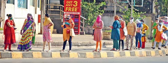 Mumbaikars maintain social distancing. Pic/Nimesh Dave