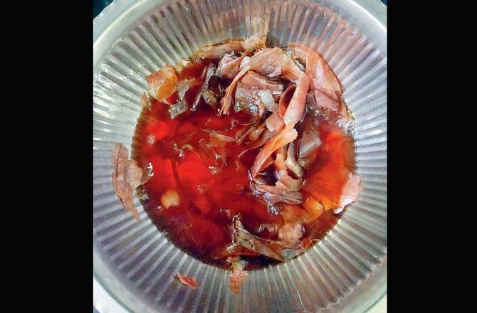 In one of her posts, Rathod demonstrated how boiling onion skin and adding different alkaline substances produces various shades of peach
