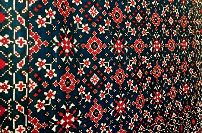 Navratna bhat, woven by Vinayak Kantilal Salvi, Patola to order, 1990s. Double ikat silk, resist-dyed in indigo, madder red, and black