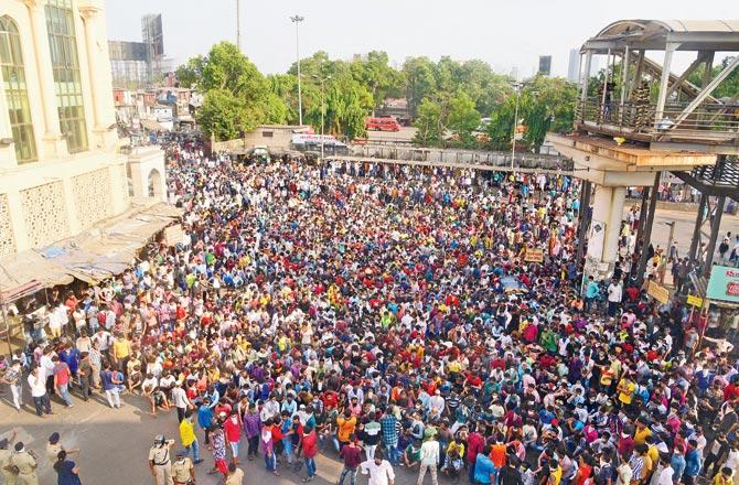 More than 2,000 migrant workers had gathered at Bandra station on Tuesday seeking to go to their hometowns. Pic/Rane Ashish