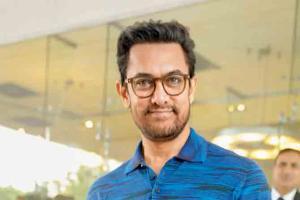 Did Aamir Khan distribute money with wheat flour packets in Delhi?